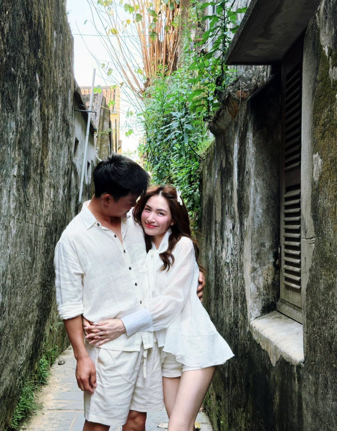 https://static-images.vnncdn.net/vps_images_publish/000001/000003/2026/8/15/ca-si-hoa-minzy-quan-quyt-ben-dai-uy-thang-van-cuong-mc-dan-le-goi-cam-1541.jpg