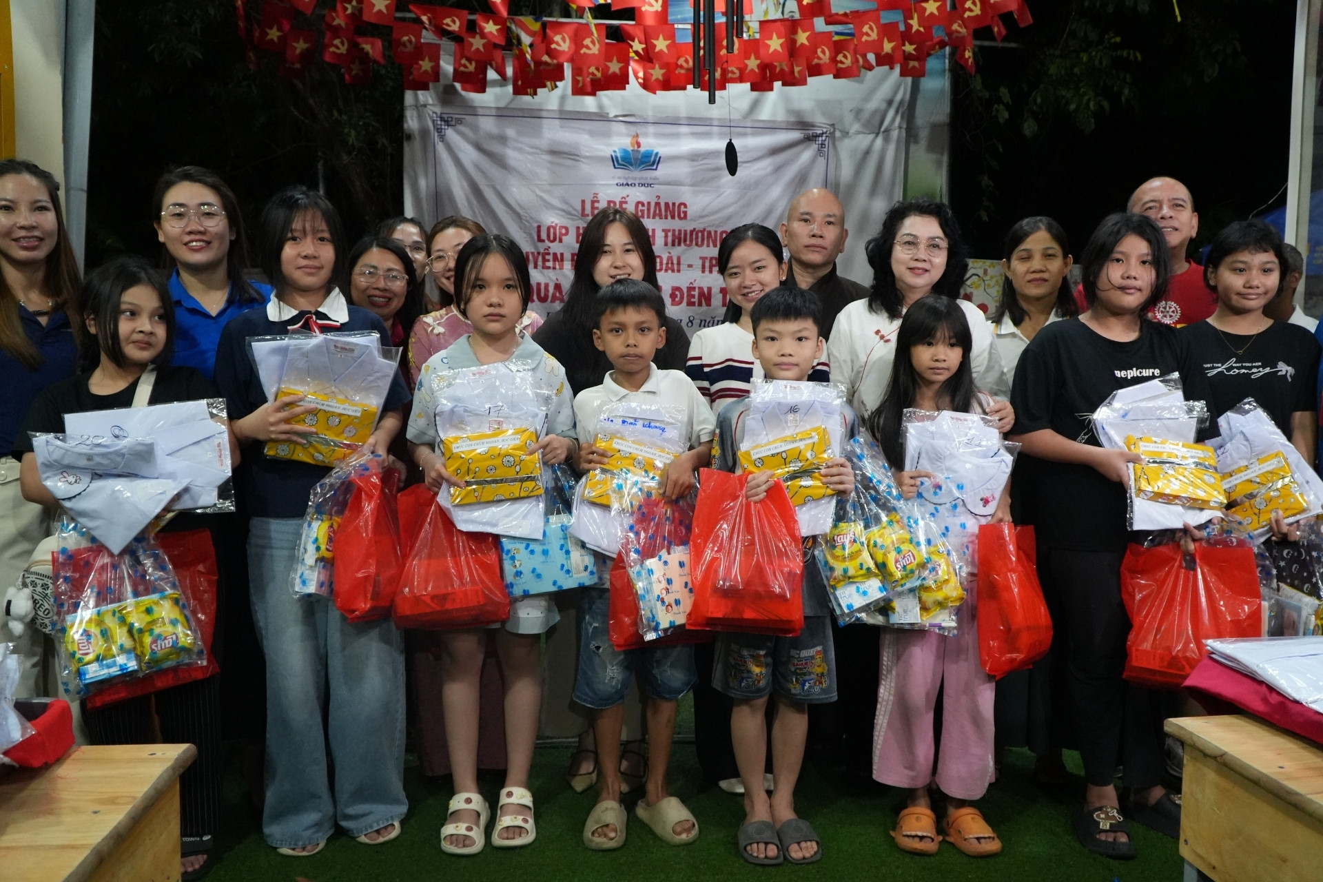 Để trẻ không lỡ ngày tựu trường: Những chiếc áo trắng từ lớp học bên cửa Phật