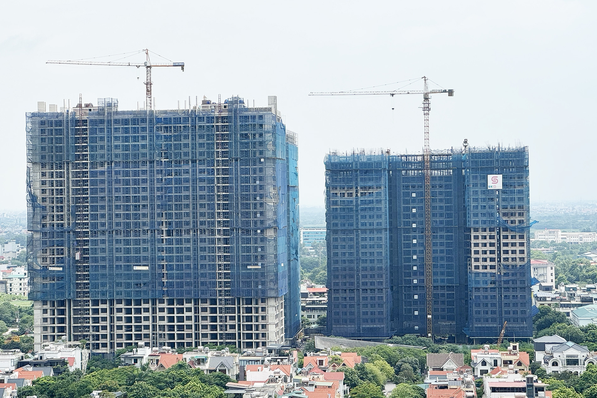 Dự án ở phường từng đông dân nhất Hà Nội nhiều lần lỡ hẹn, 3 tòa chung cư vẫn ngổn ngang