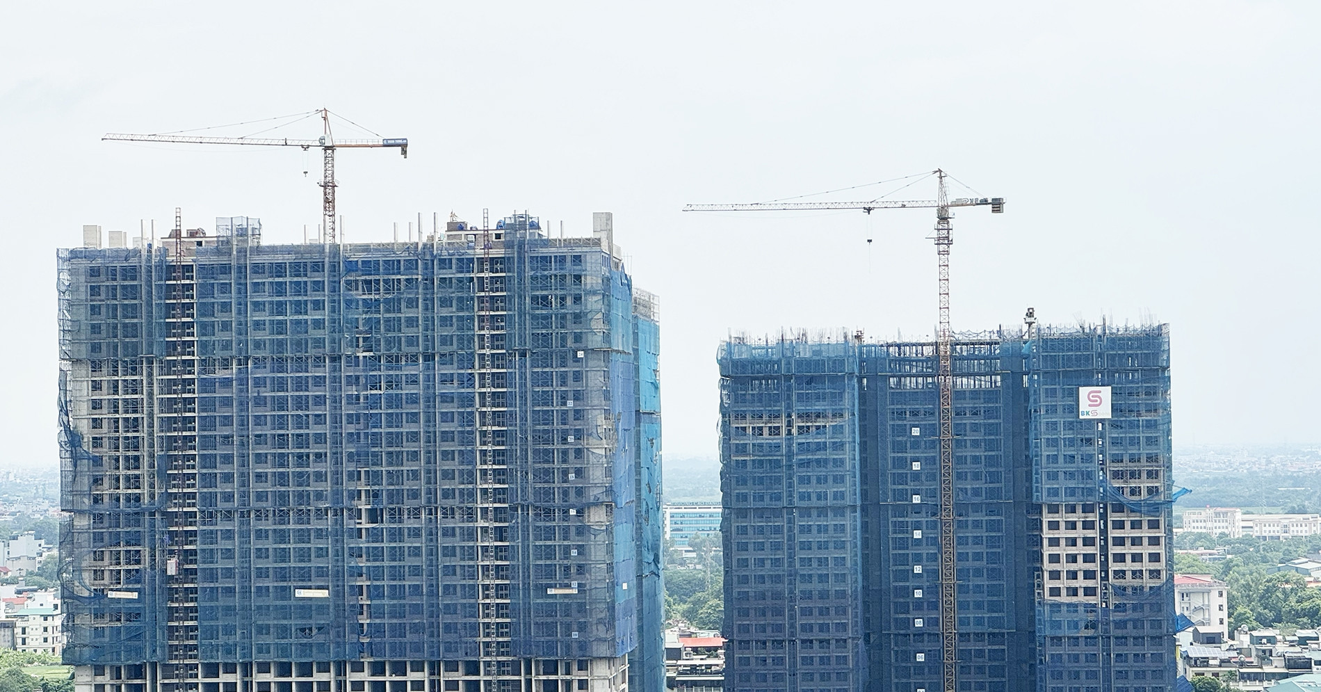 Dự án ở phường từng đông dân nhất Hà Nội nhiều lần lỡ hẹn, 3 tòa chung cư vẫn ngổn ngang
