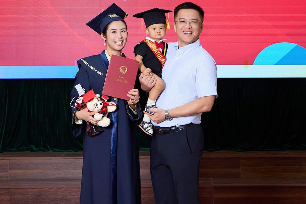 Hoa hậu Ngọc Hân tốt nghiệp thạc sĩ, chồng và con trai có mặt chúc mừng