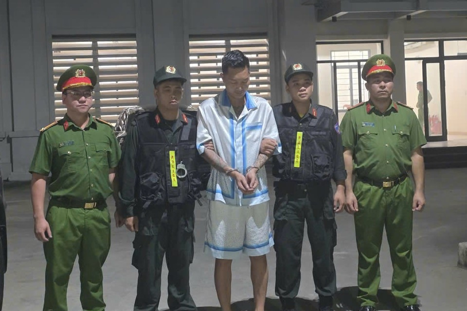 Khởi tố Huấn Hoa Hồng và vợ