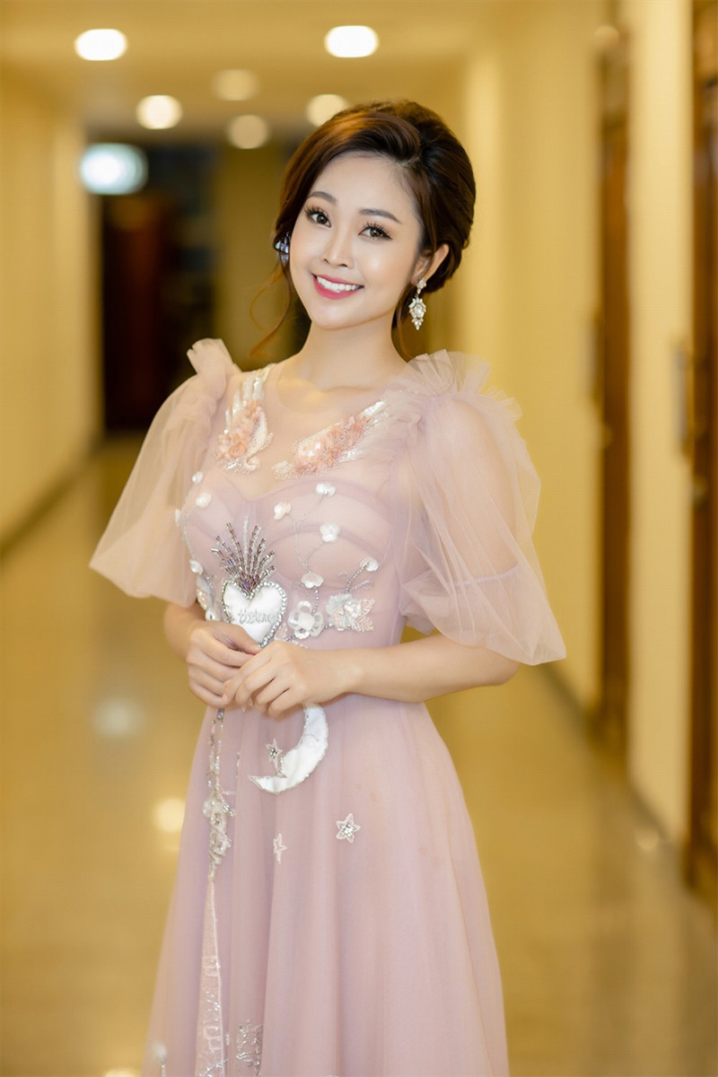 https://static-images.vnncdn.net/vps_images_publish/000001/000003/2026/8/15/mc-thuy-linh-01-1736.jpg