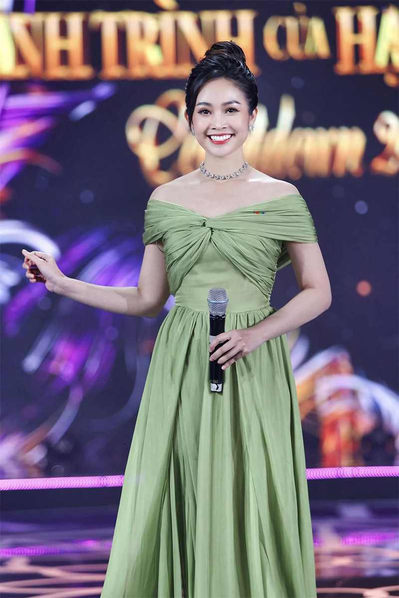 https://static-images.vnncdn.net/vps_images_publish/000001/000003/2026/8/15/mc-thuy-linh-03-1734.jpg