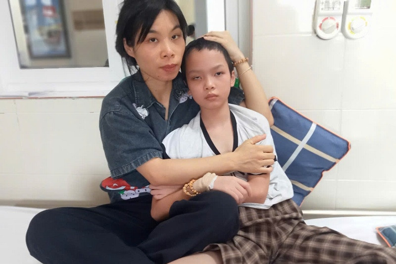 Mẹ đơn thân bất lực vì con ung thư não không nói được