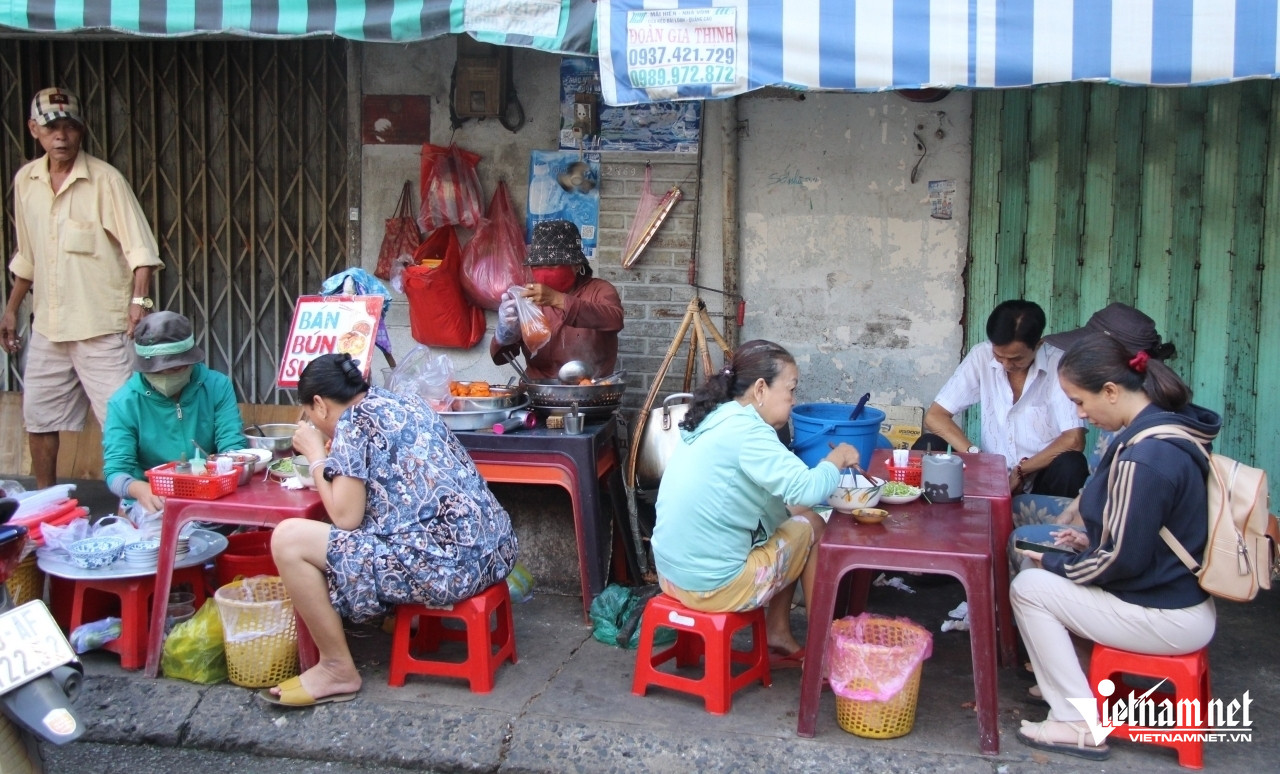 https://static-images.vnncdn.net/vps_images_publish/000001/000003/2026/8/15/w-am-thuc-1jpg-934.jpg