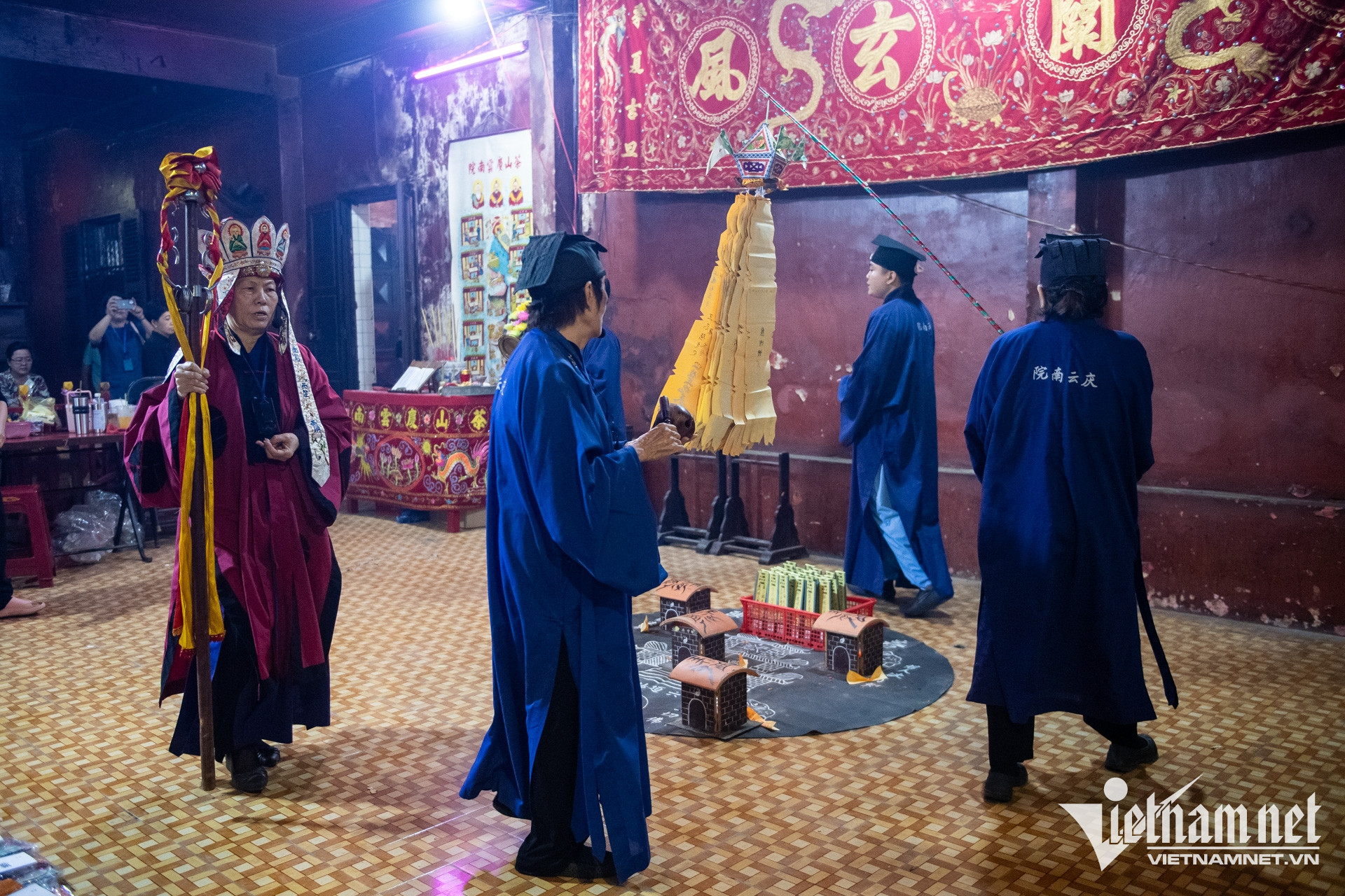 https://static-images.vnncdn.net/vps_images_publish/000001/000003/2026/8/15/w-nguoi-hoa-nguyen-hue-20-119.jpg