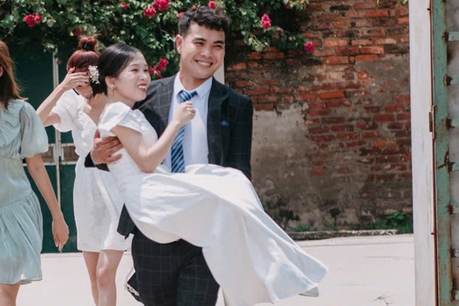 Yêu cô gái yếu chân từ lần đầu gặp, chàng trai Ninh Bình bế đi đăng ký kết hôn