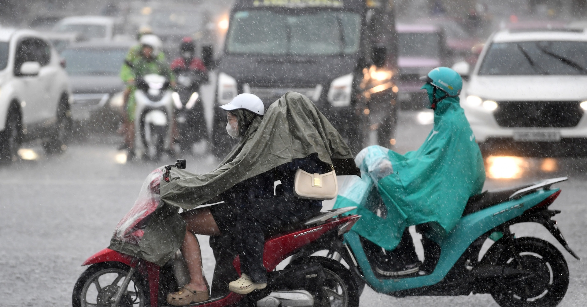 Dự báo thời tiết 17/8: Miền Bắc còn nắng nóng oi bức trước khi mưa lớn trút xuống