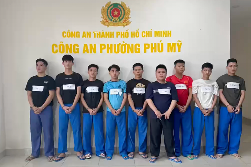 Bị 'nhìn đểu' lúc ăn nhậu, hai nhóm hỗn chiến, 9 người bị bắt ở TPHCM