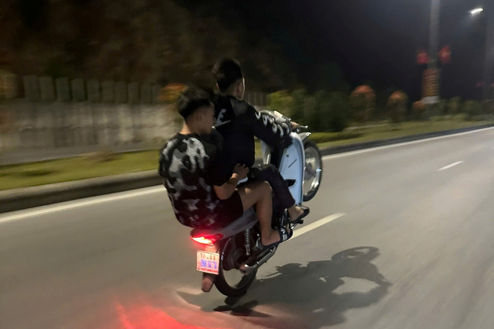 bốc đầu.jpg
