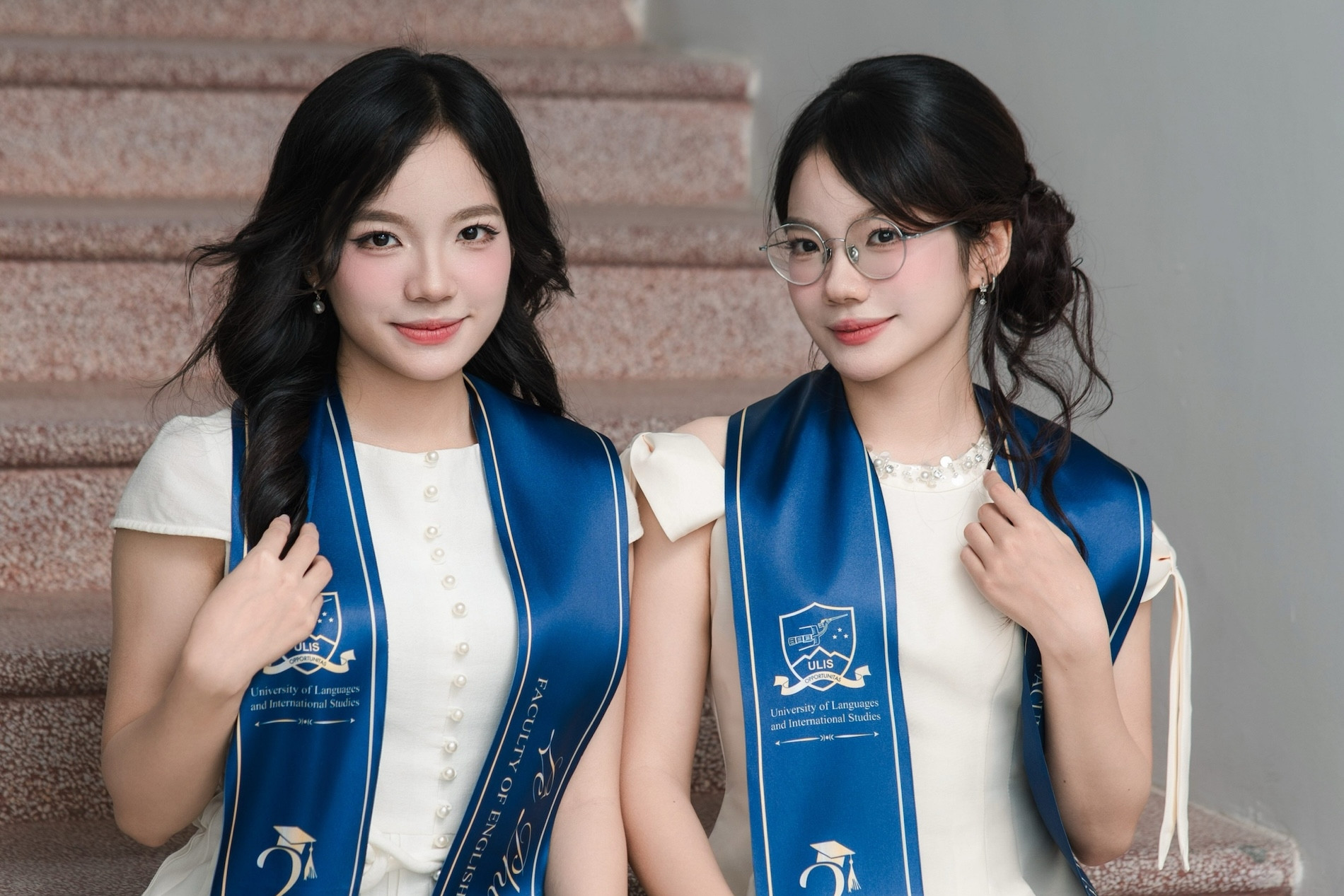 Chị em sinh đôi cùng tốt nghiệp loại Xuất sắc ngành Sư phạm, IELTS 8.0 từ lớp 11
