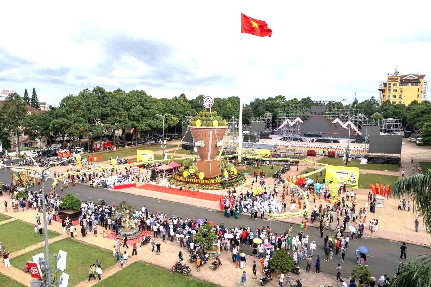 Gùi khổng lồ của đồng bào các dân tộc Tây Nguyên hút du khách
