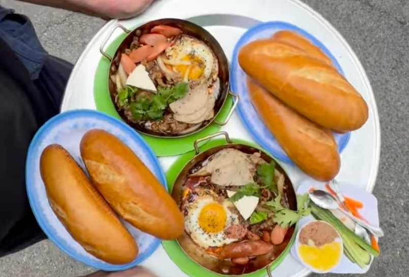 Khách xếp hàng cả tiếng trên vỉa hè nắng nóng, chờ ăn bánh mì chảo tại New York