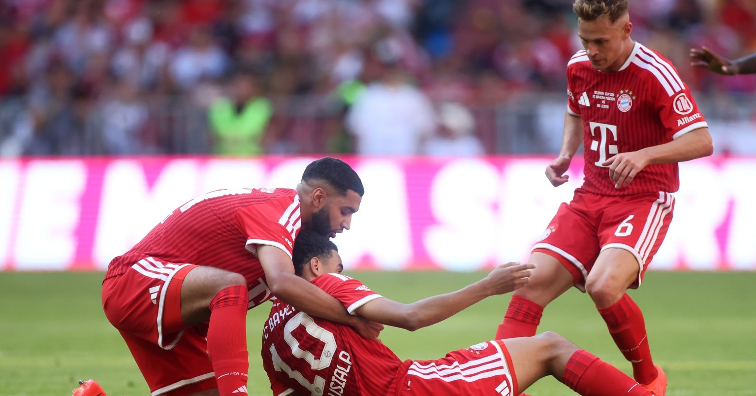Musiala đổ gục xuống sân khiến cầu thủ Bayern hốt hoảng