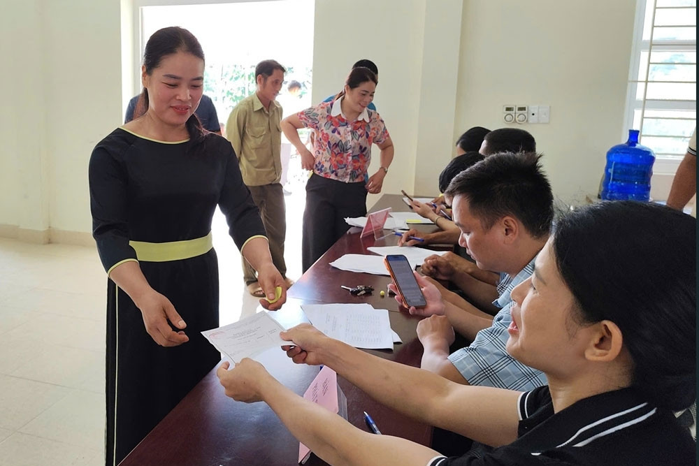 Người dân vùng biên, hải đảo Quảng Ninh chèo thuyền đi bầu trưởng thôn