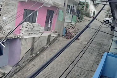 Ô tô lật nghiêng rồi trượt dài xuống dốc như đồ chơi, tài xế 70 tuổi bị mắc kẹt