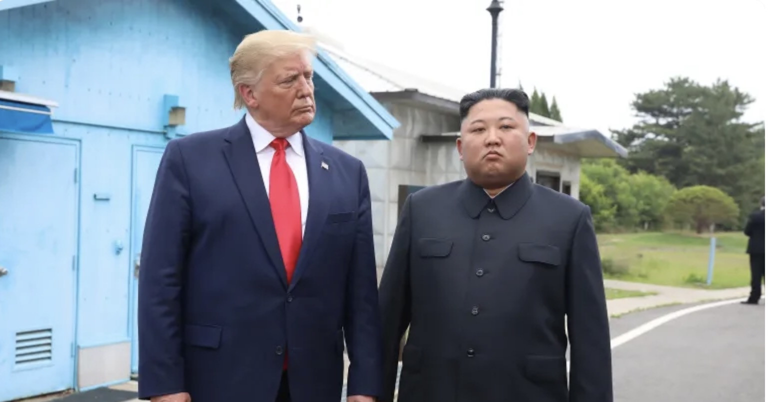 Ông Trump bất ngờ đăng ảnh chụp chung với ông Kim Jong Un