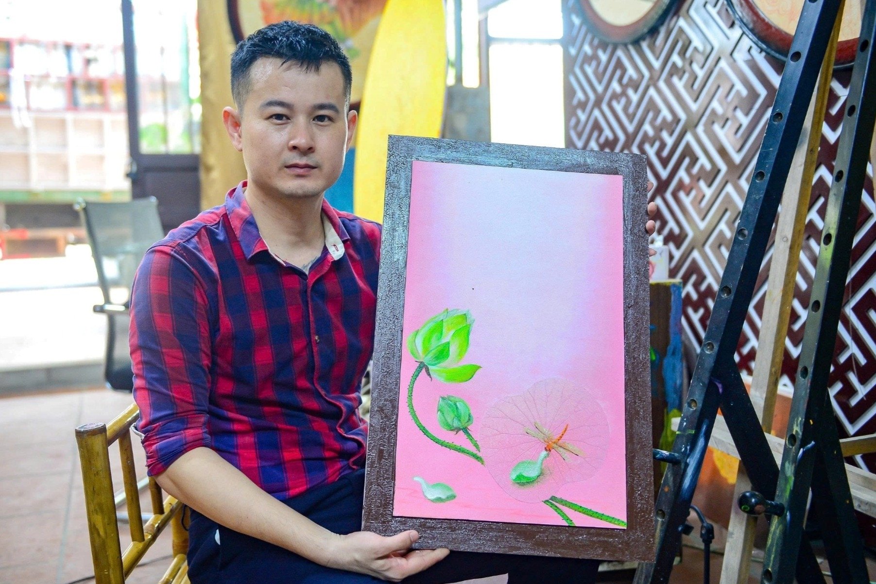 Phụ việc trong xưởng vẽ của anh rể, 9X Thanh Hóa tạo nên tranh lá sen độc bản