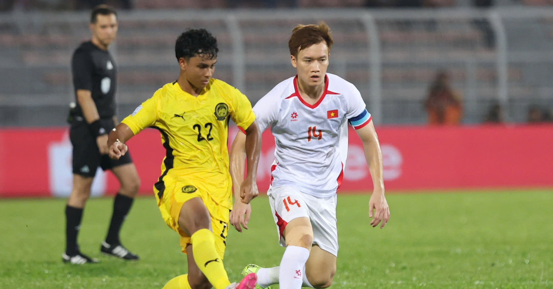 Tuyển Việt Nam 2-0 Malaysia: Hoàng Đức nhắc vai trò của Quang Hải