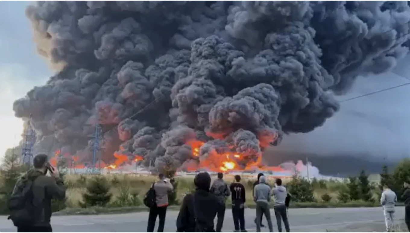 Lửa cháy rực và khói đen bao phủ bầu trời sau vụ tấn công của Ukraine. Ảnh: NDTV/X