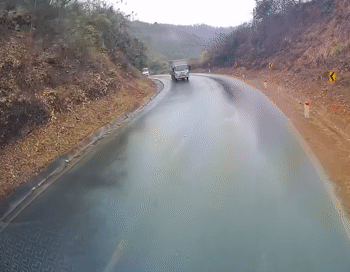xe Toyota Camry vượt ẩu.mp4