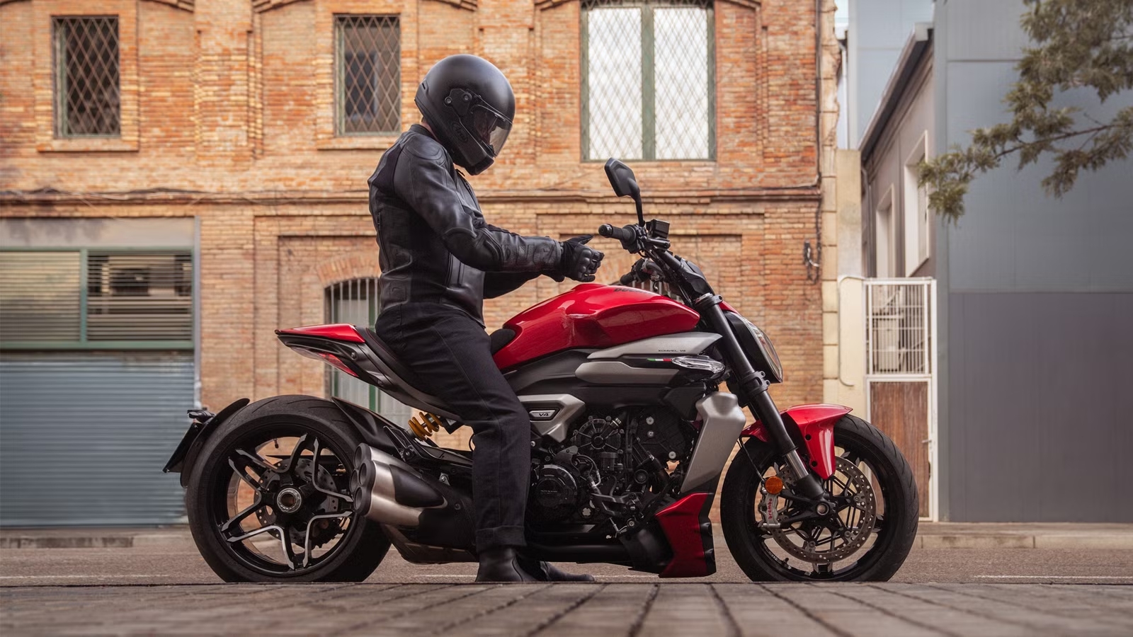 2025 ducati xdiavel v4 side view.avif