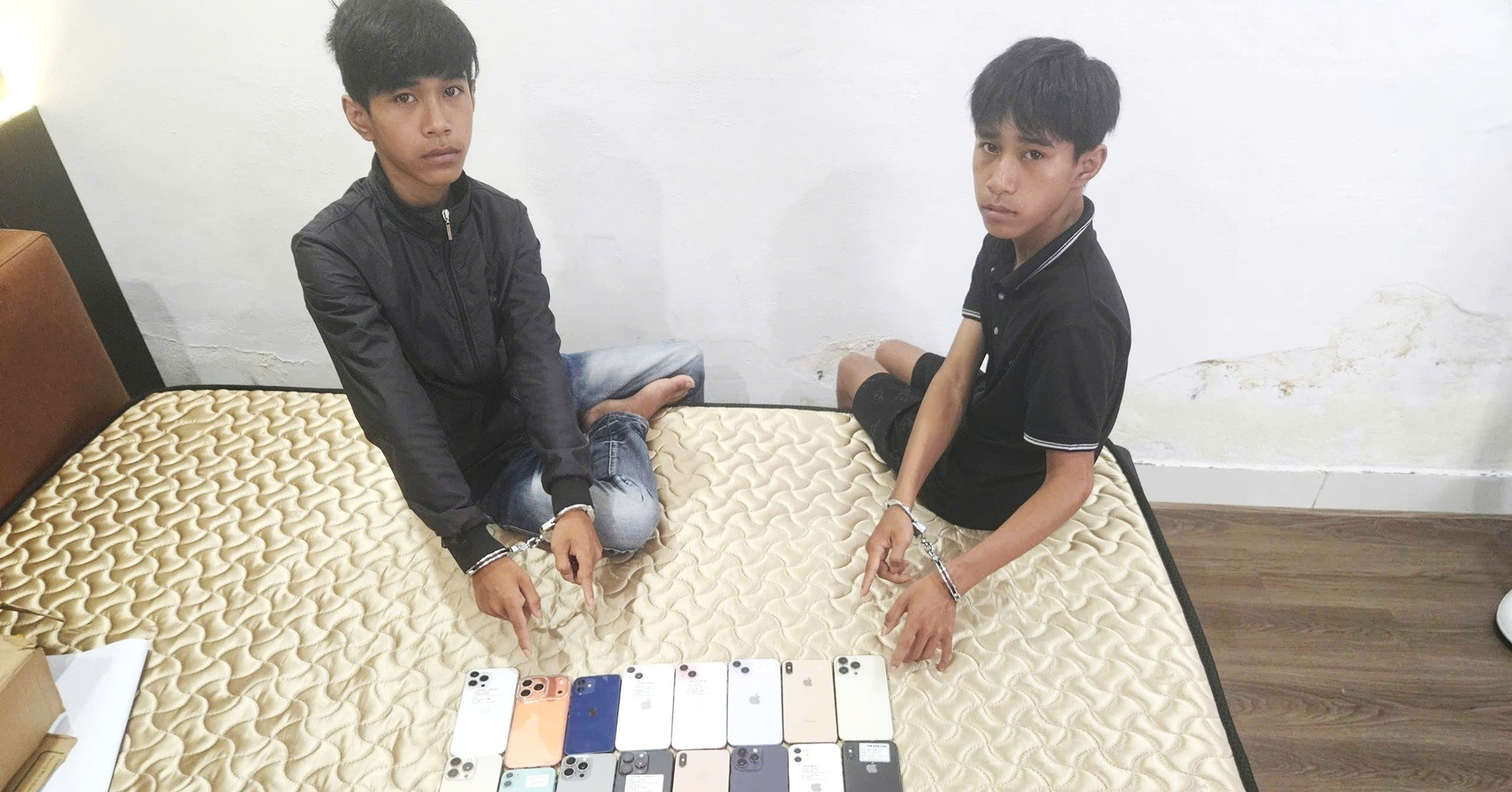 Bắt anh em sinh đôi 17 tuổi trộm 27 iPhone ở Đà Nẵng