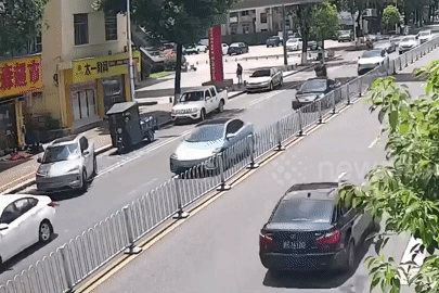 Bé gái vô tình khởi động ô tô điện, gây náo loạn trên phố đông đúc