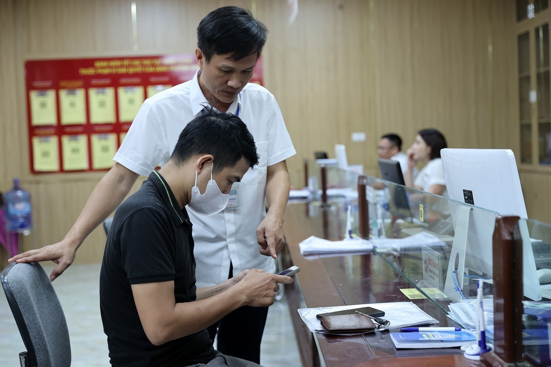 Bộ Nội vụ trả lời việc viên chức có bằng thạc sĩ nhưng hưởng lương trung cấp