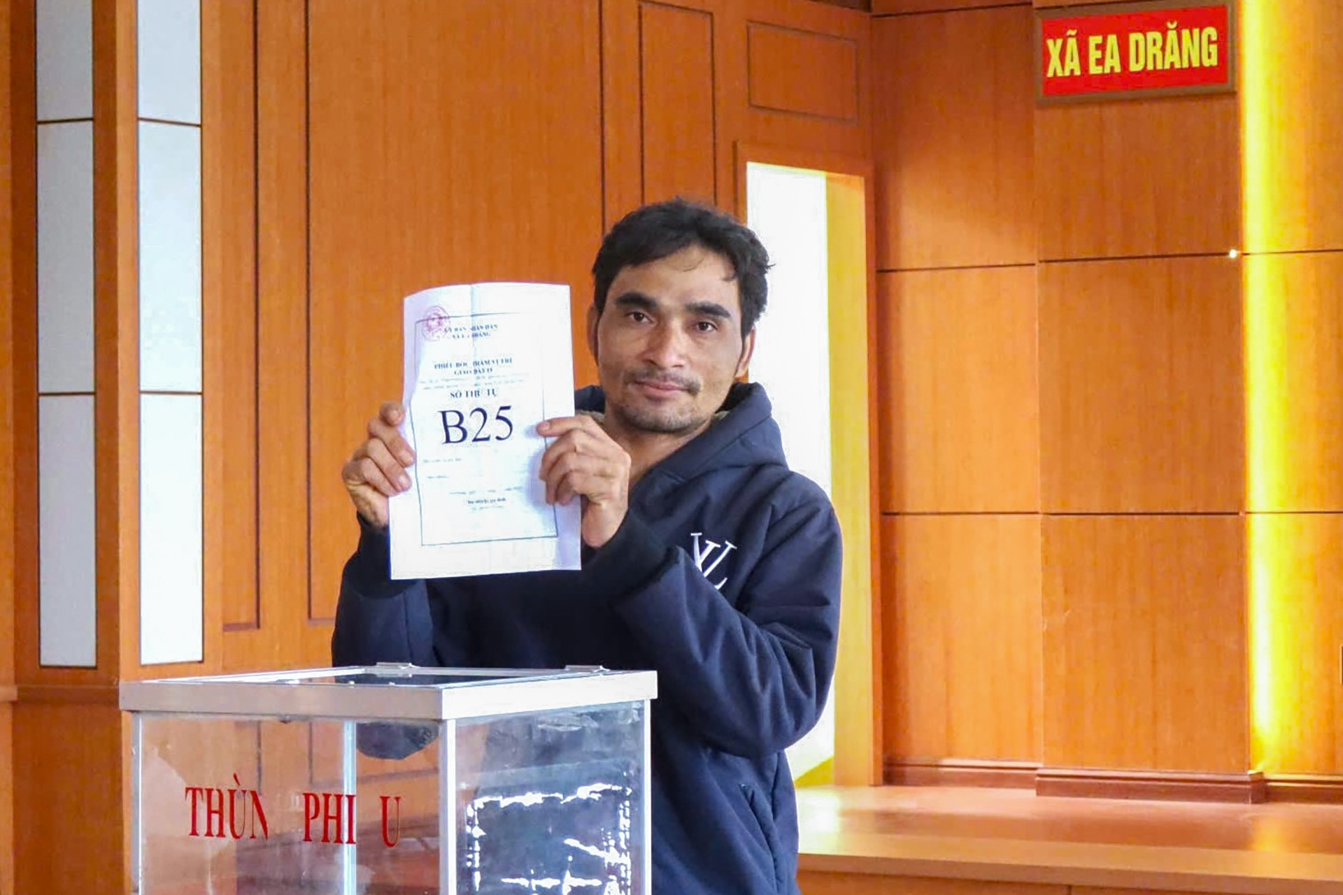 Bốc thăm nhận đất ở: Niềm vui mới của 14 hộ đồng bào Ea Drăng