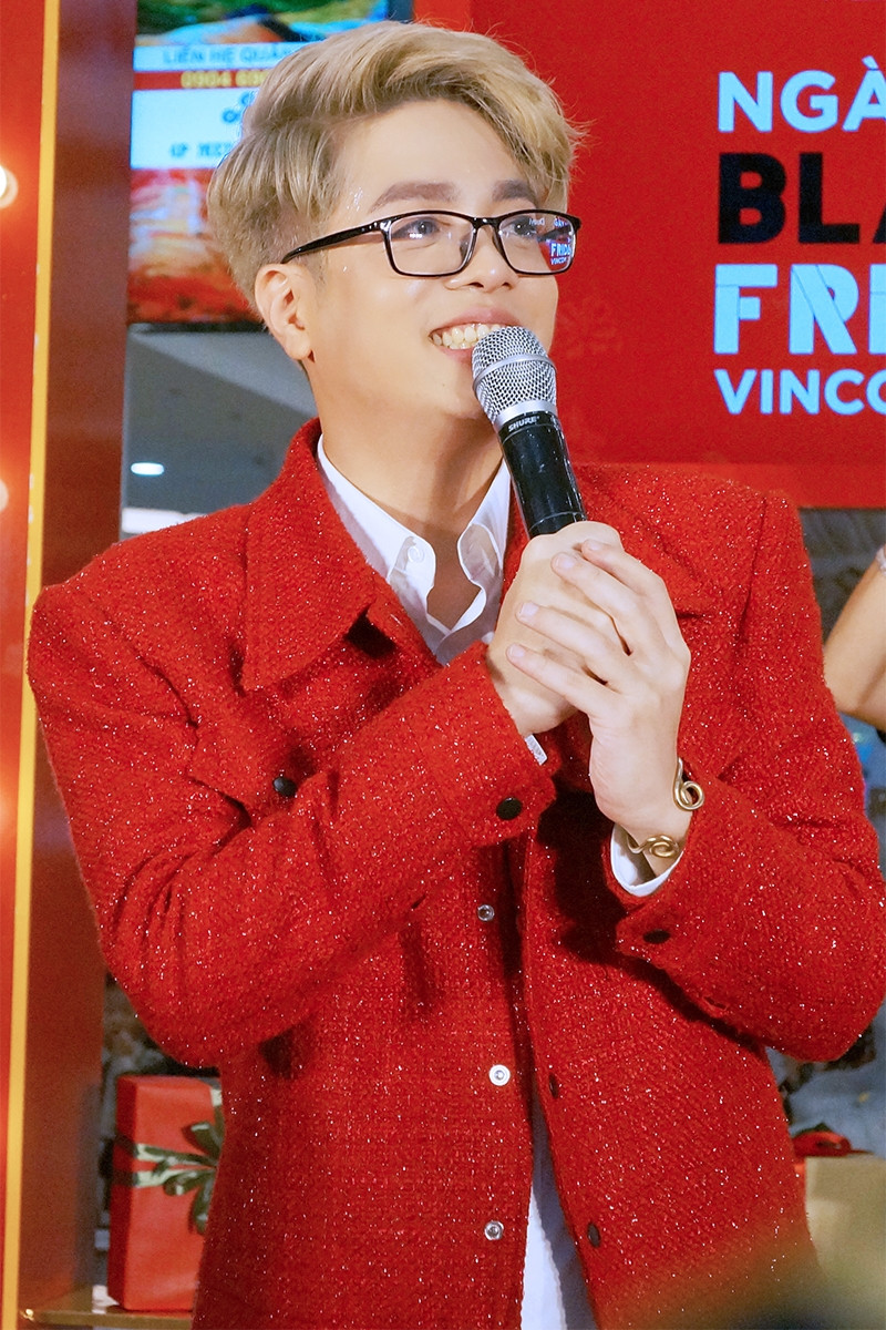 https://static-images.vnncdn.net/vps_images_publish/000001/000003/2026/8/17/bui-anh-tuan-01-2584.jpg