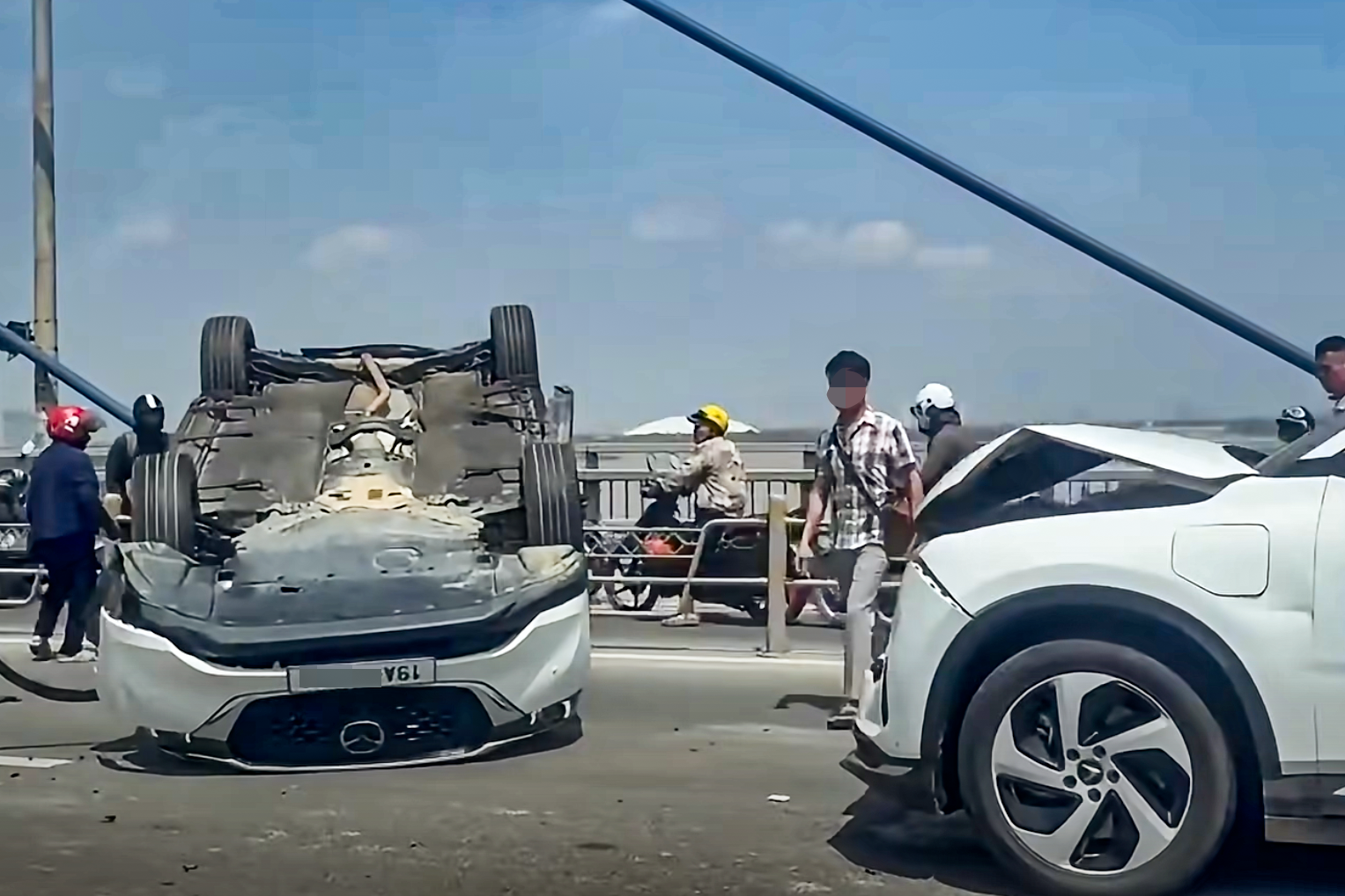 Hà Nội: Tai nạn liên hoàn trên cầu Nhật Tân, 1 ô tô lật ngửa
