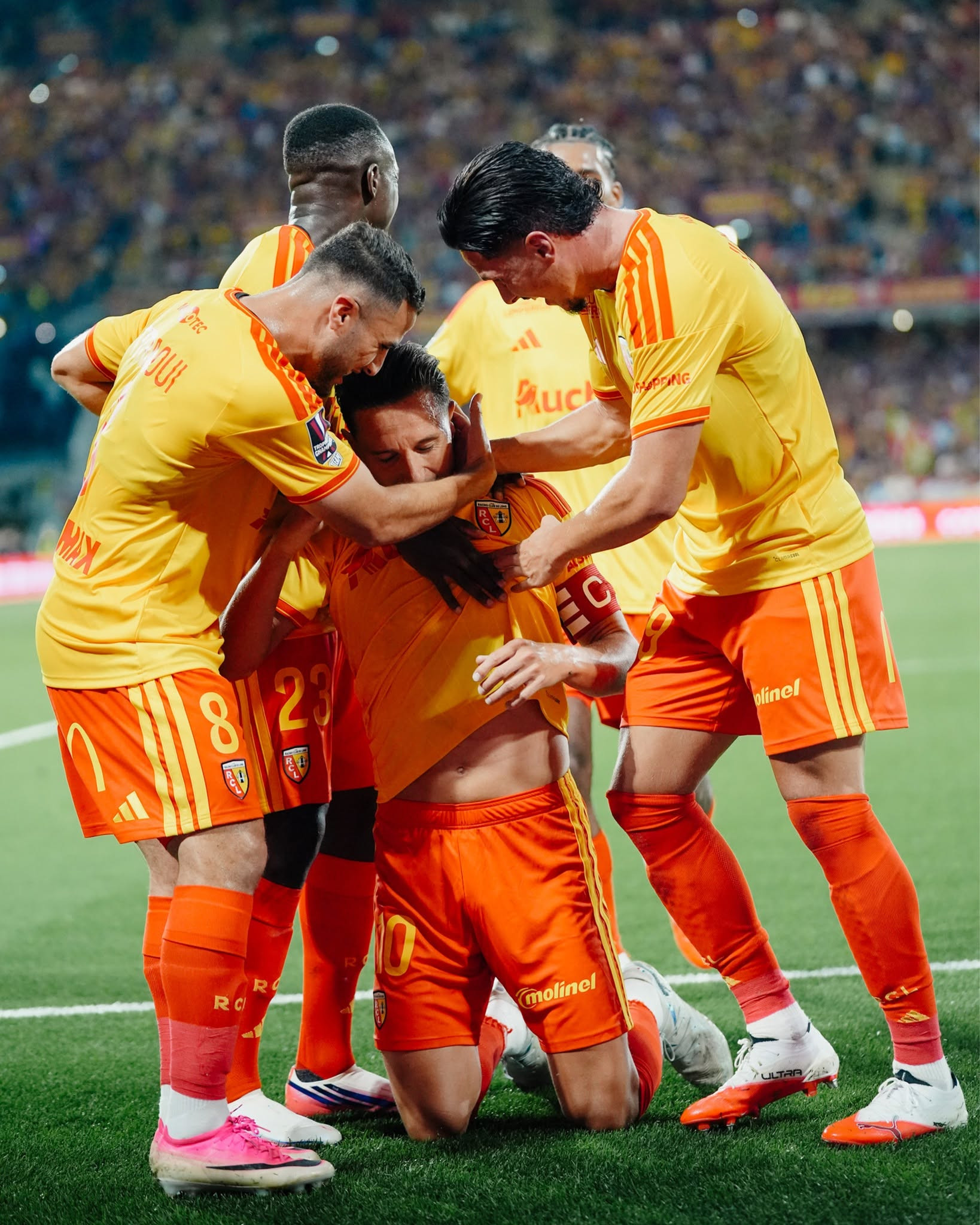 https://static-images.vnncdn.net/vps_images_publish/000001/000003/2026/8/17/lens-vs-psg-1-66.jpg