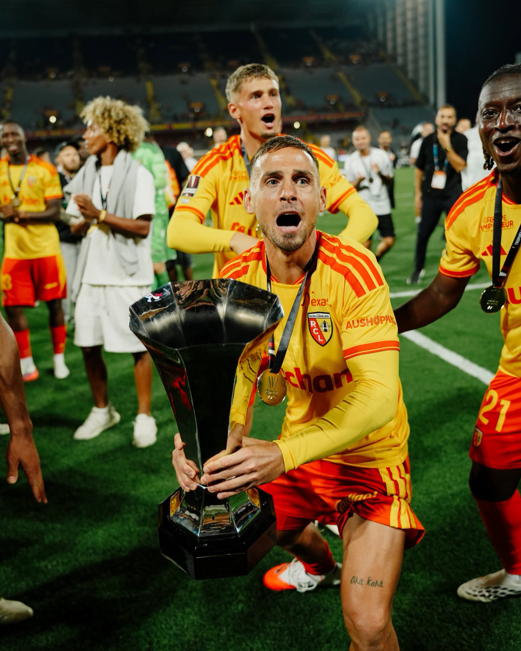 https://static-images.vnncdn.net/vps_images_publish/000001/000003/2026/8/17/lens-vs-psg-6-67.jpeg