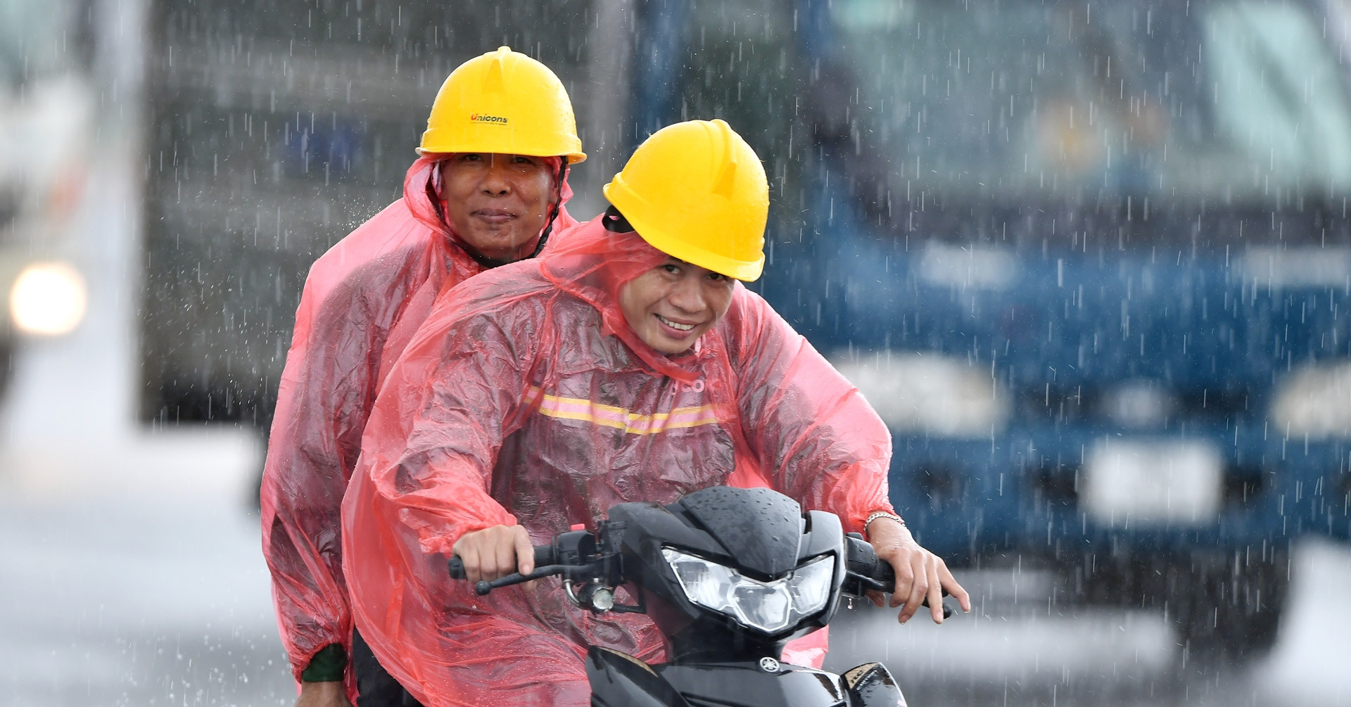 Mưa lớn trút xuống miền Bắc dồn dập, Hà Nội cũng là tâm điểm