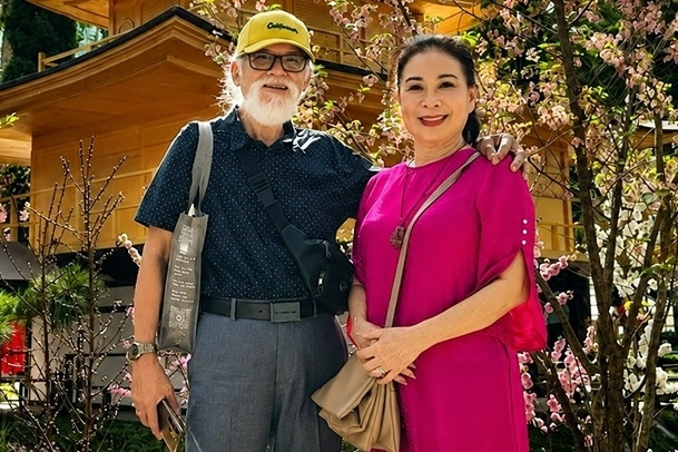 Người chồng tuyệt vời 'mặc áo mưa đi xe máy, lặng lẽ đứng đợi' nữ NSND là ai?