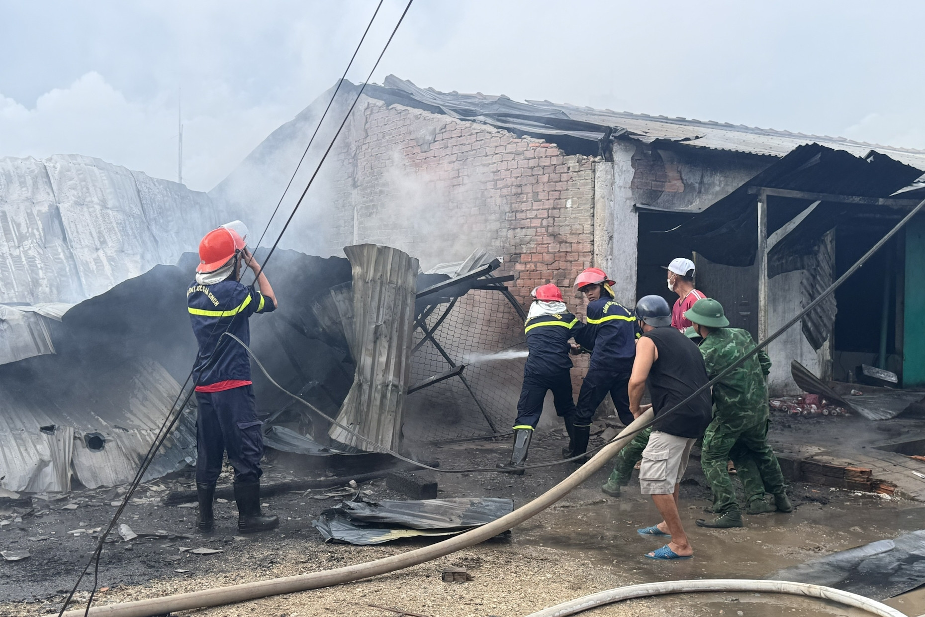 Nguyên nhân vụ cháy thiêu rụi 2 căn nhà sát nhau và 3 xe máy