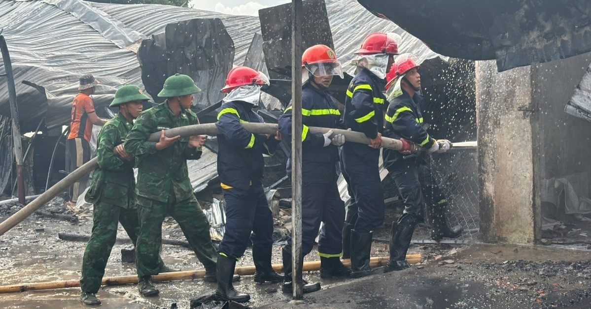Nguyên nhân vụ cháy thiêu rụi 2 căn nhà sát nhau và 3 xe máy