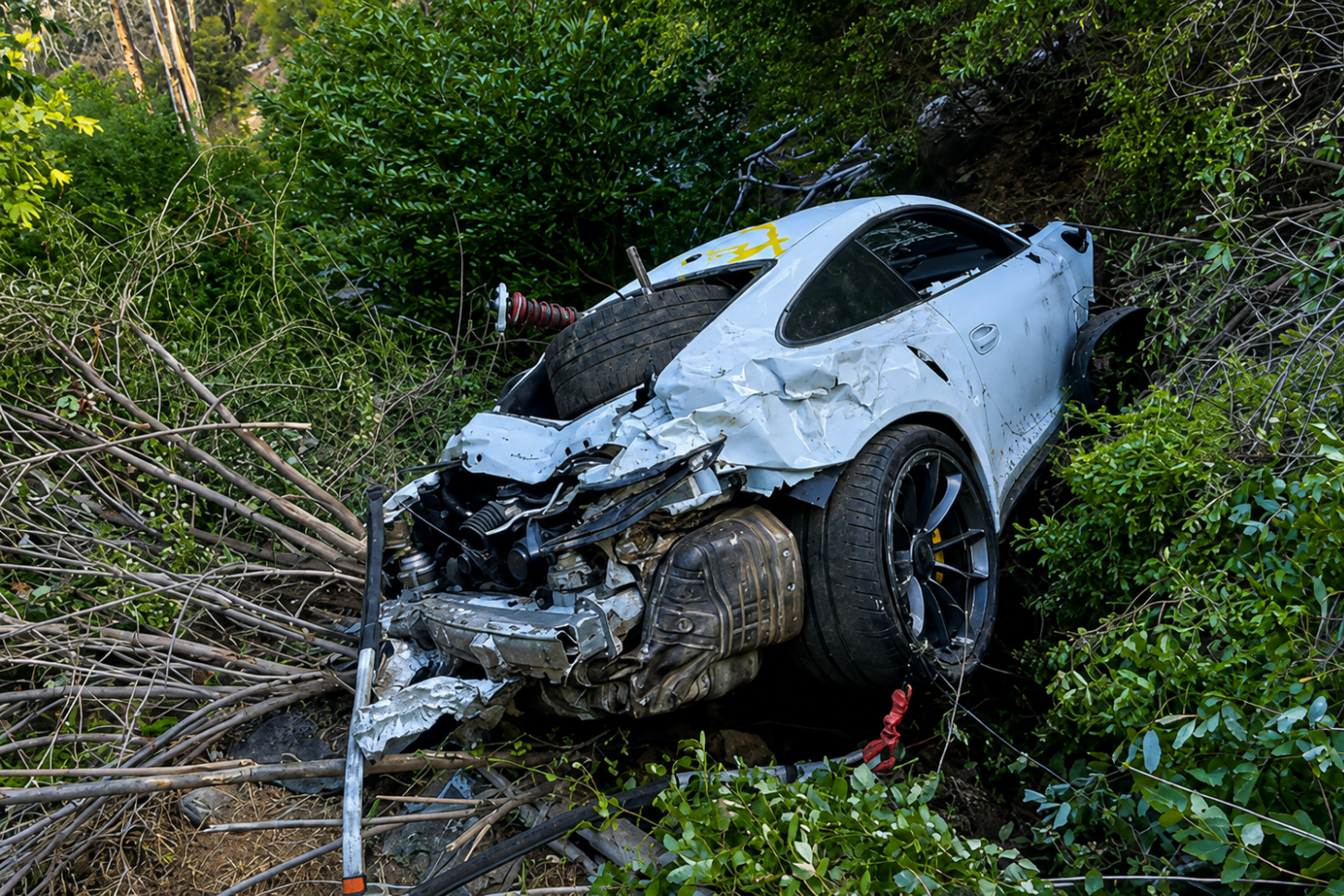 Porsche GT3 RS vỡ nát sau khi lao xuống vách đá, tài xế sống sót kỳ diệu