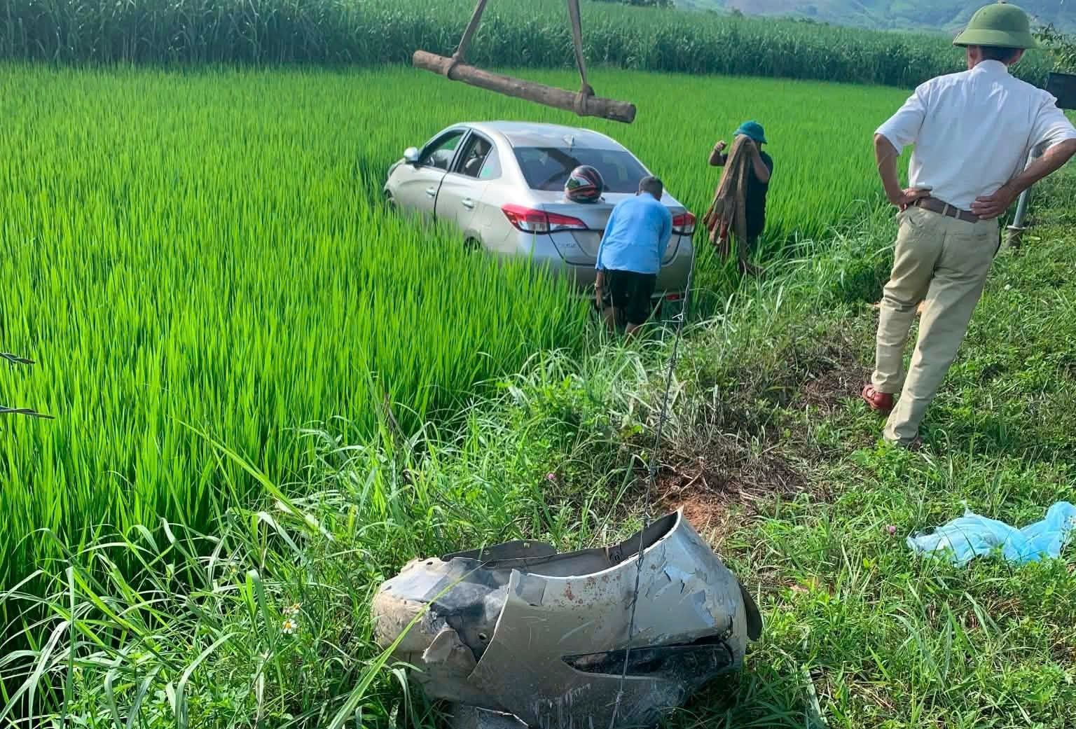 Tài xế ô tô nghi đột quỵ tử vong khi đang chở khách, xe lao xuống ruộng