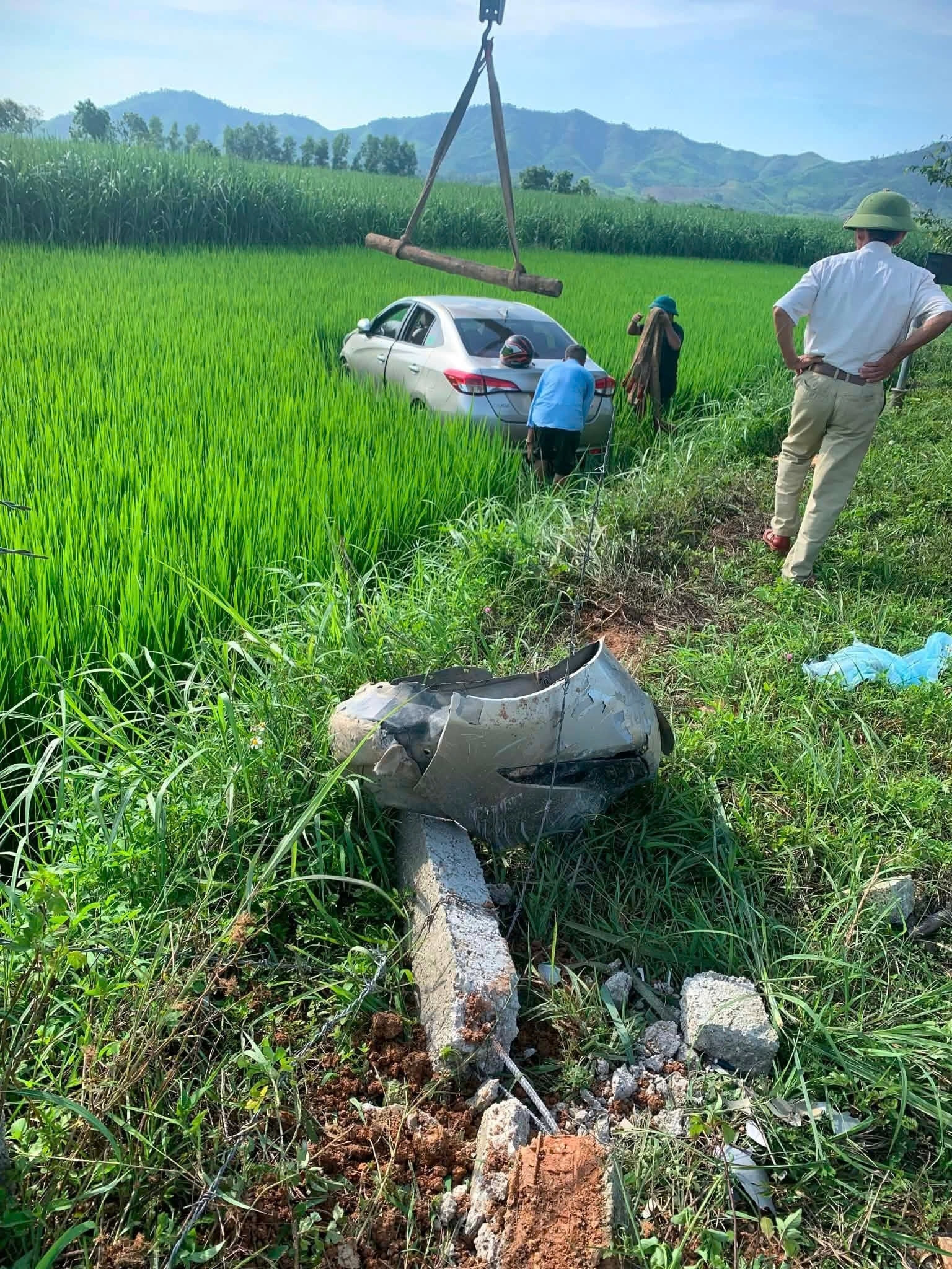 https://static-images.vnncdn.net/vps_images_publish/000001/000003/2026/8/17/tai-xe-o-to-bat-tinh-khi-dang-cho-khach-xe-lao-xuong-ruong-khien-1-nguoi-tu-vong-1222.jpg