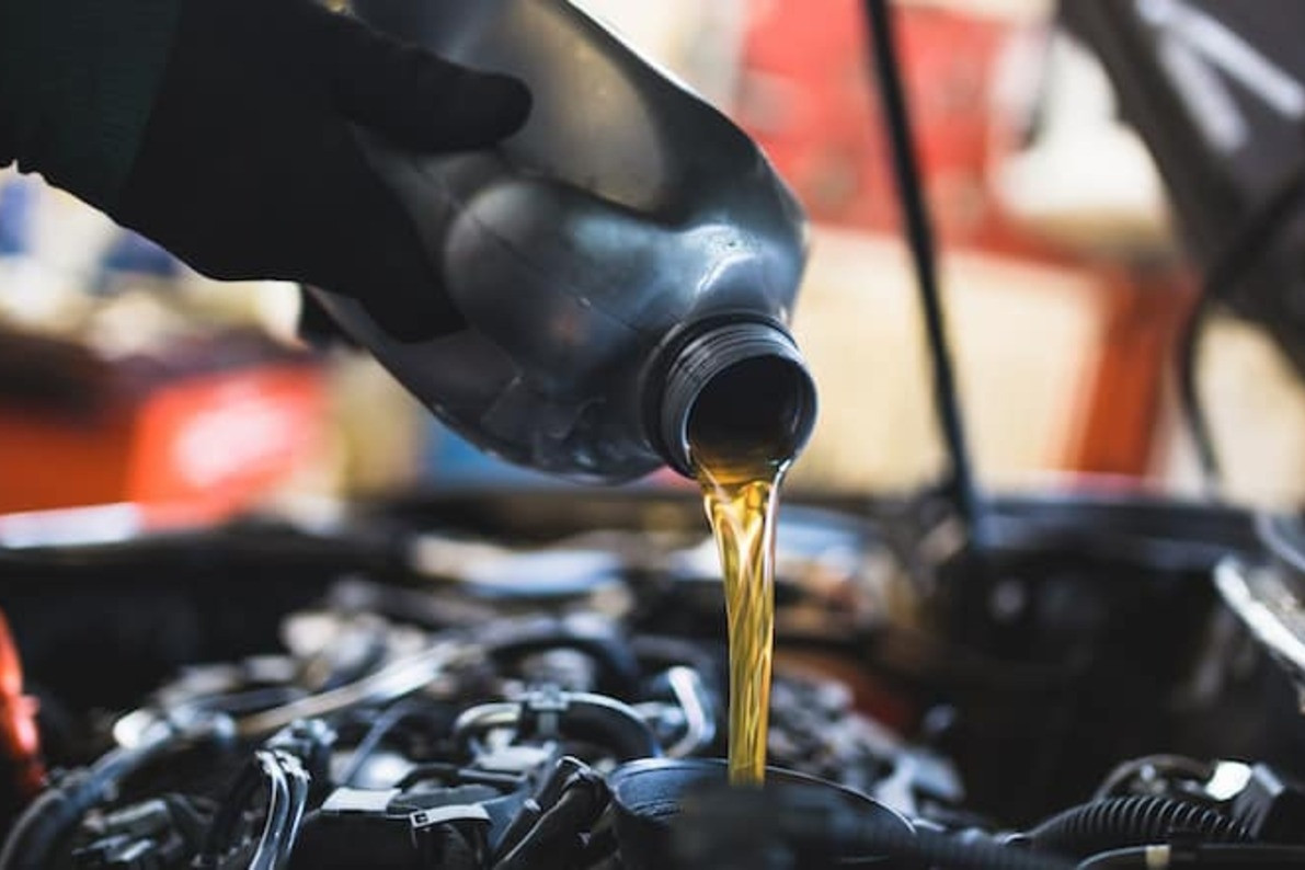 Vì sao chu kỳ thay dầu nhớt xe châu Âu lâu hơn xe Mỹ, Nhật, Hàn?