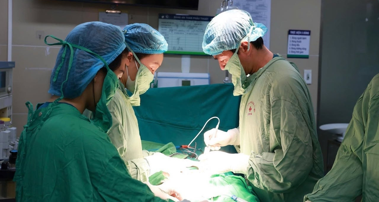 Vượt nghìn cây số, một phụ nữ Lào sang Hà Nội phẫu thuật