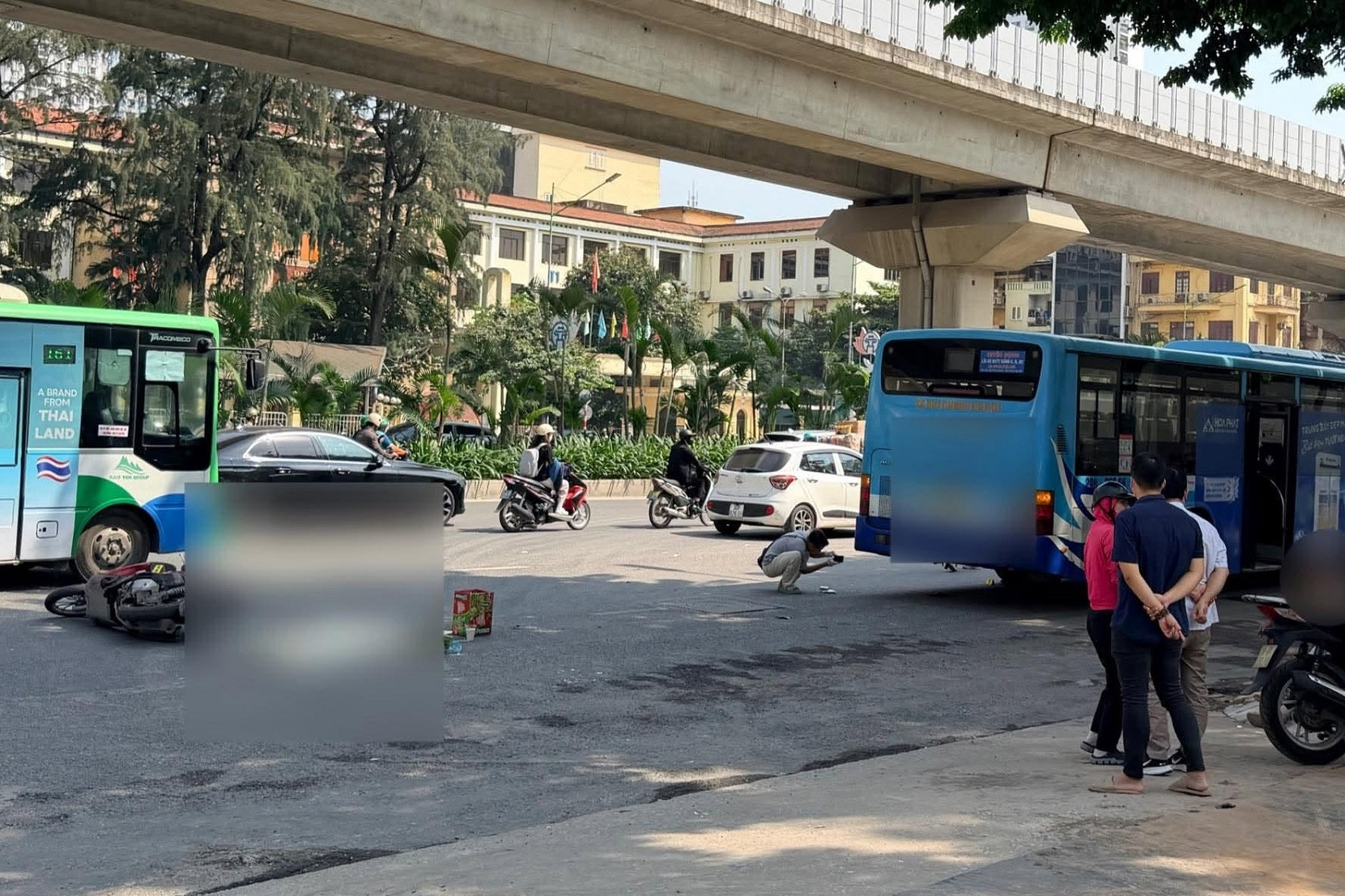 Xe máy va chạm với xe buýt ở Hà Nội, một cháu bé tử vong tại chỗ