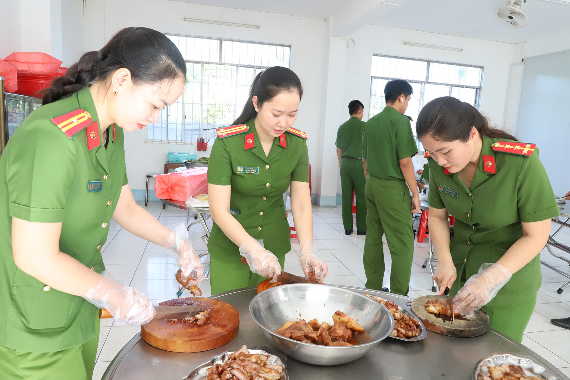 Ấm lòng hình ảnh nữ công an nấu cơm tặng người nghèo, đút cháo cho cụ già