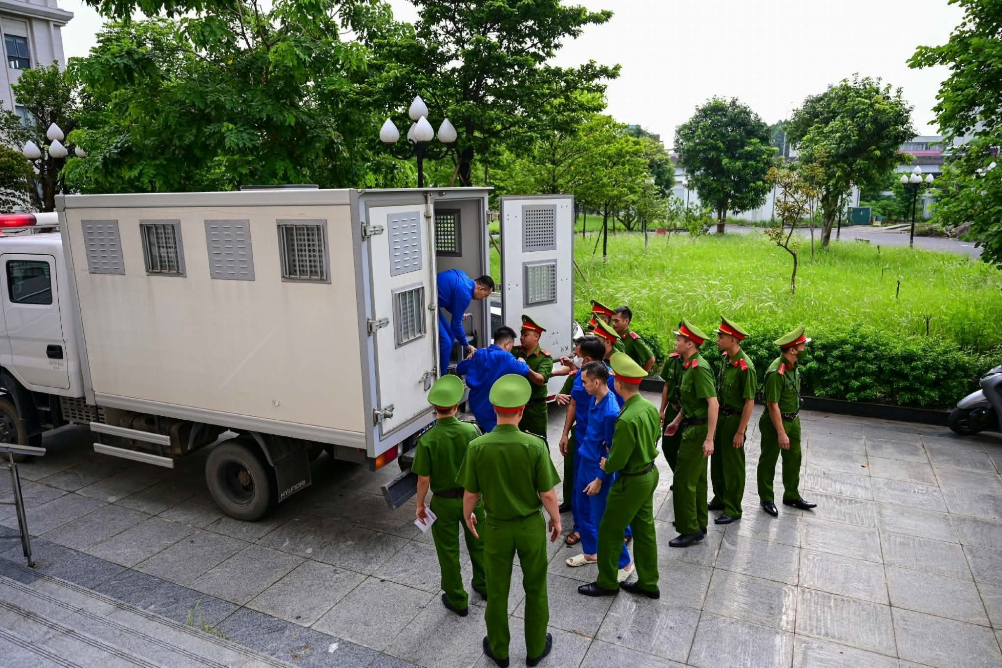 Cựu Thứ trưởng Nguyễn Bá Hoan và đồng phạm hầu tòa vì nhận hối lộ hơn 30 tỷ đồng