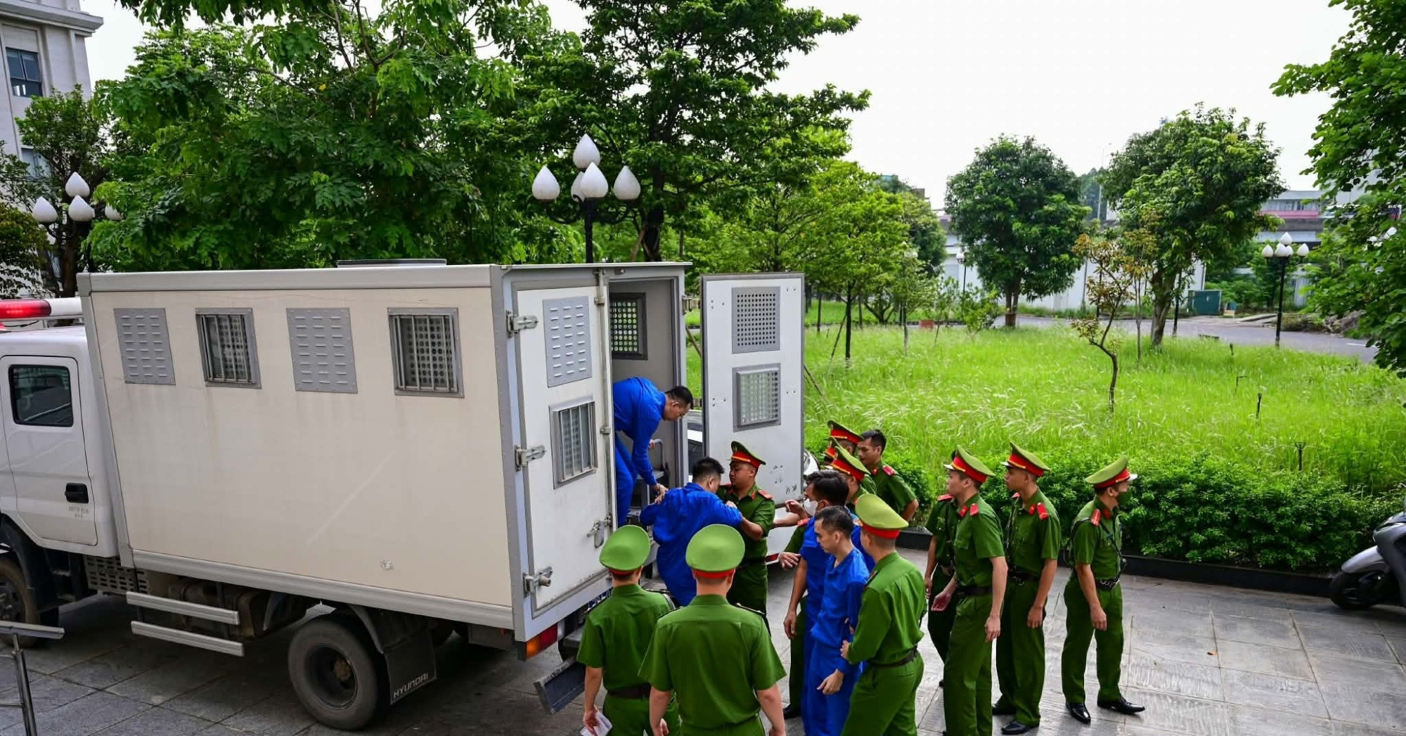 Cựu Thứ trưởng Nguyễn Bá Hoan và đồng phạm hầu tòa vì nhận hối lộ hơn 30 tỷ đồng