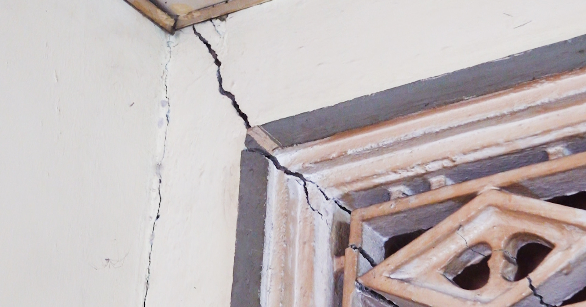Hàng loạt nhà dân bị nứt tường, sụt lún gần dự án vành đai tại TPHCM