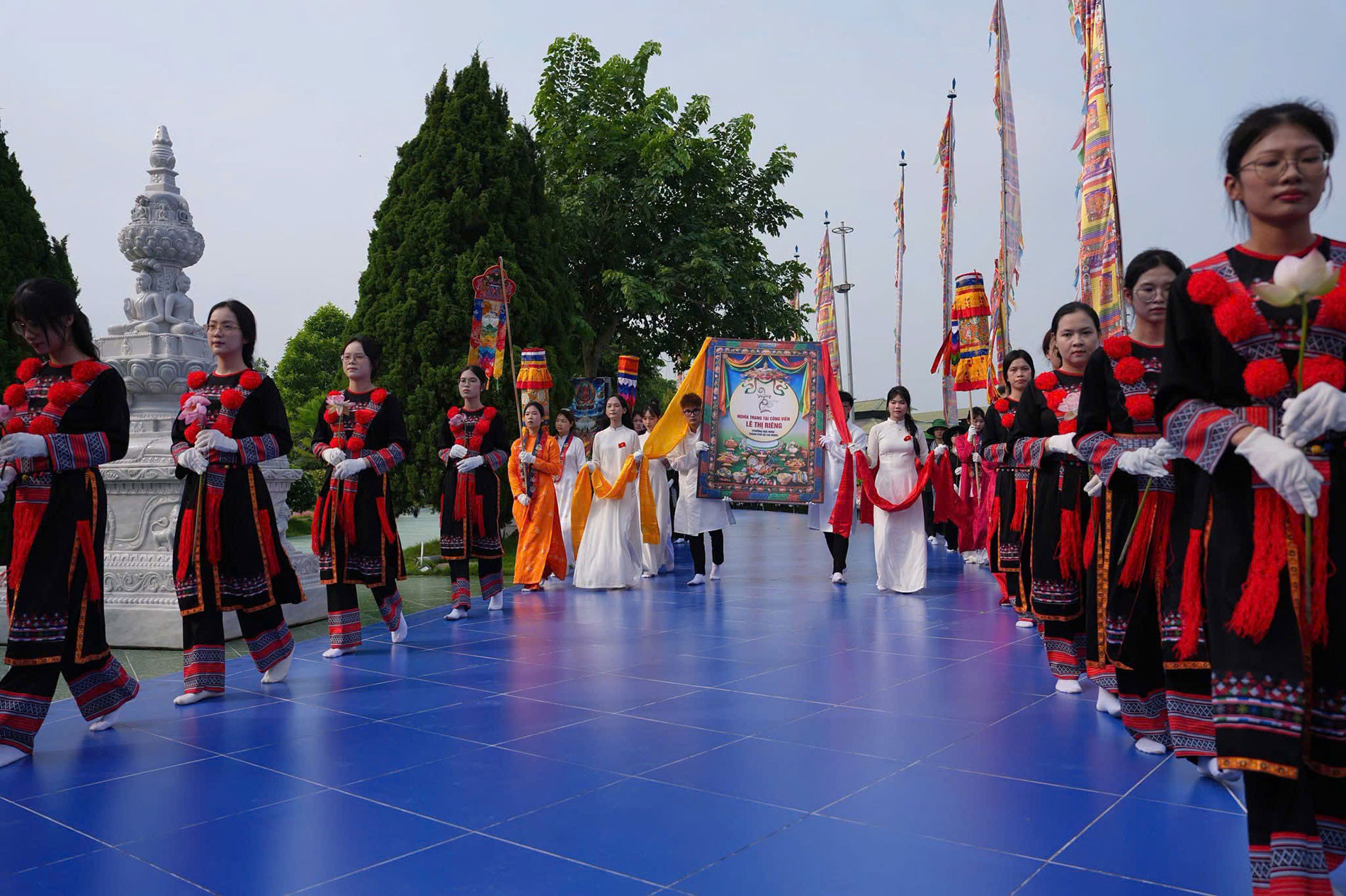 Khối cung rước tòa linh vị Liệt sĩ tại  Công viên Lê Thị Riêng .jpg